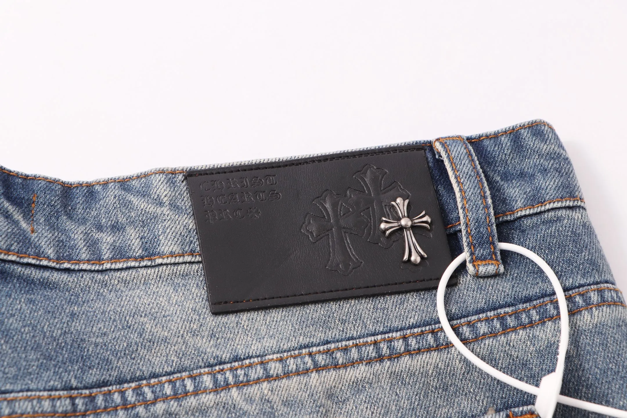 P260 Style number: H86 Croxin & 𝐂𝐡𝐫𝐨𝐦𝐞 𝐇𝐞𝐚𝐫𝐭 ss25 blue black leather oversized leather jeans. Styles with different washed textures are very friendly to people with thin legs. The slightly flared version perfectly modifies the leg shape. The timeless and moderate length makes it easy to match and match. It is the basis for various styles and is a must-have in your wardrobe! The fabric is stiff but also makes the upper body soft without losing texture. The washing process is even more perfect. It is a must-have item for everyone! ! ! Washed wheat, hang tag, pants label, three labels complete Color: blue Size: 30-32-34-36